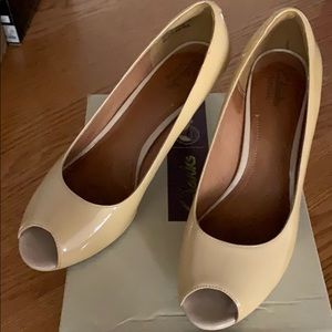 Clarks Wessex nude patent leather pumps with box